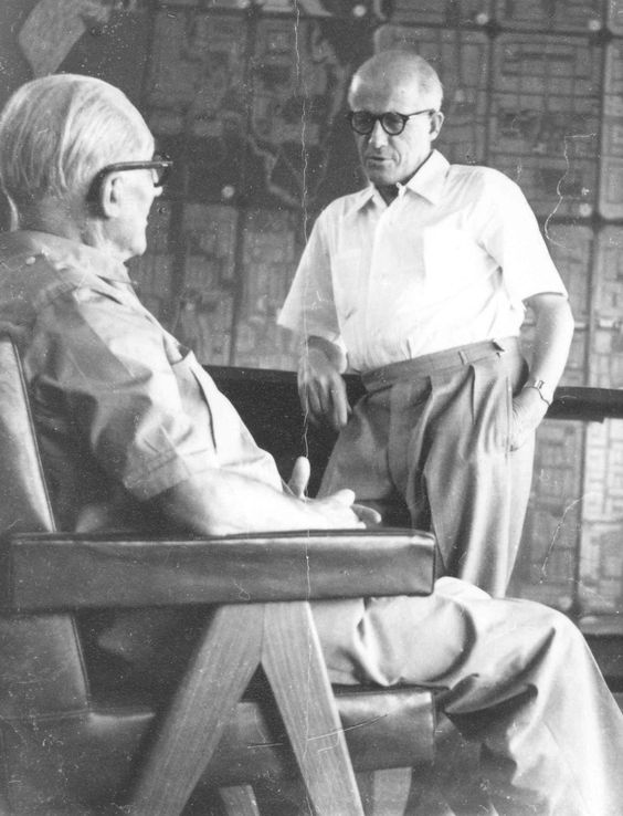 Pierre-Jeanneret-in-chair-talking-to-Le-Corbusier-in-Chandigarh